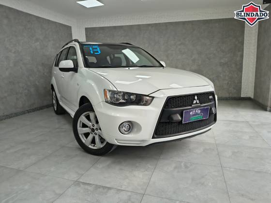 MITSUBISHI OUTLANDER 3.0 GT 4X4 V6 24V GASOLINA 4P AUTOMÁTICO MITSUBISHI OUTLANDER 3.0 GT 4X4 V6 24V GASOLINA 4P AUTOMÁTICO